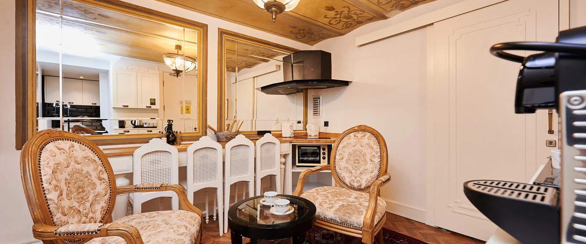 2025 Beyoğlu Small Hotels Rehberi: İstanbul’un Kalbinde Sıcak, Samimi ve Sanat Dolu Konaklama Deneyimi