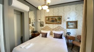 beyoglu hotels, beyoğlu design hotel, istanbul small hotels, butik otel, faik pasha apartments, design hotel, modern otel, sanat oteli, beyoğlu otelleri, konaklama, 2025, müşteri deneyimi, lüks otel, cihangir, çukurcuma, galata, uzun süreli konaklama, istanbul