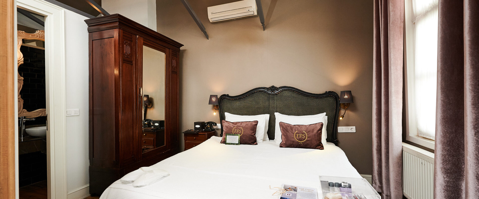 Beyoğlu Hotels 2026: Galata Merkezinde Konfor, Tarih ve Stratejik Konaklama Rehberi