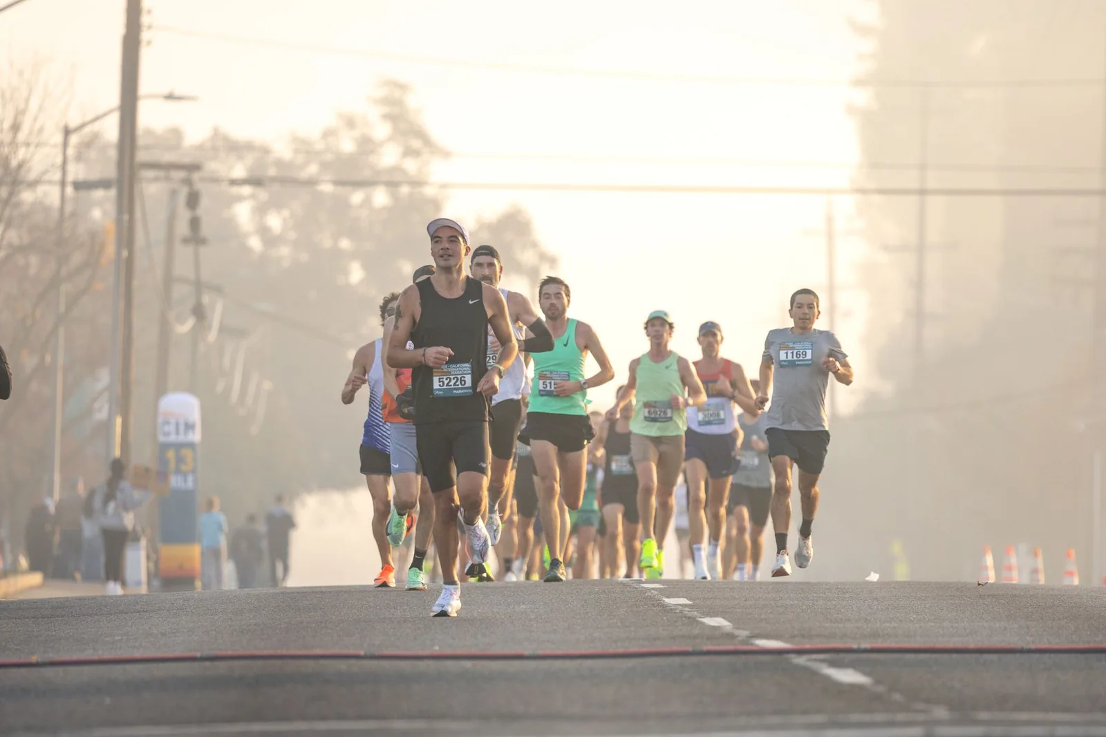 İstanbul Maratonu 2026 parkurunda sahil yolu boyunca koşu