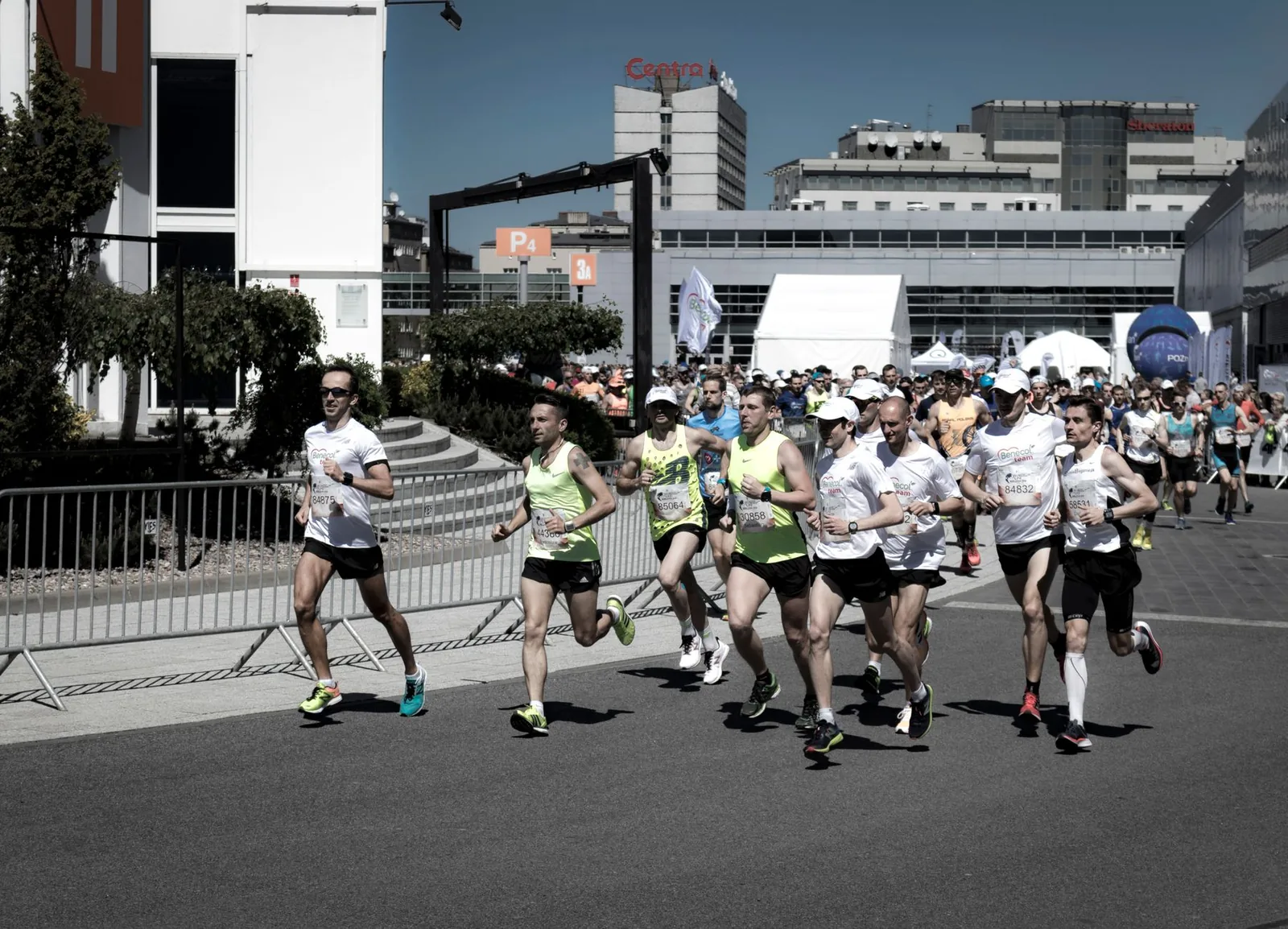 Maraton koşucuları şehir sokaklarında yarış anı