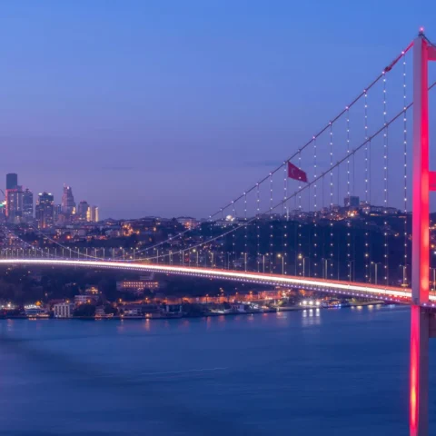 İstanbul Maratonu 2026 koşucuları Boğaziçi Köprüsü üzerinde