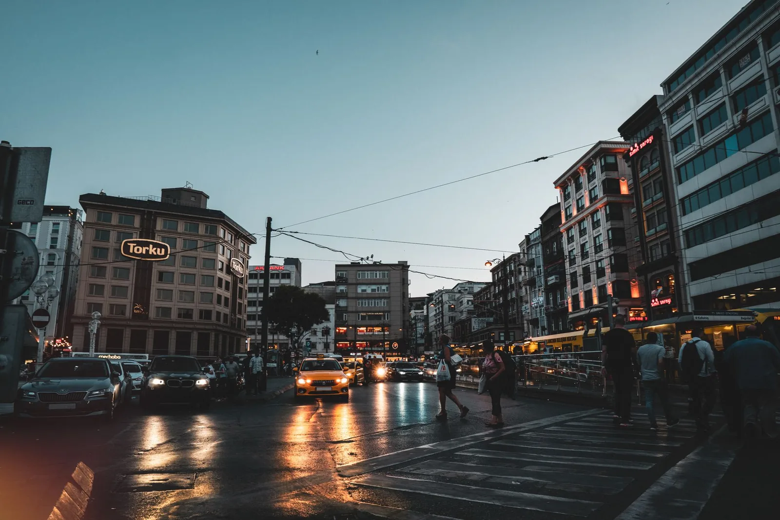 Beyoğlu'nda tarihi bir otel odasının sıcak atmosferi