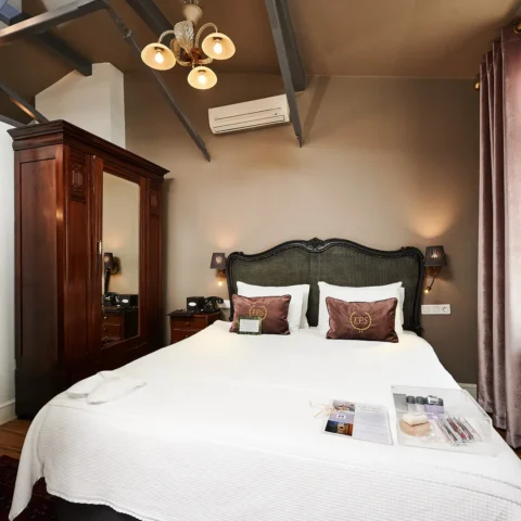 İstiklal caddesine yakın otel Faik Pasha Hotels'in tarihi cephesi