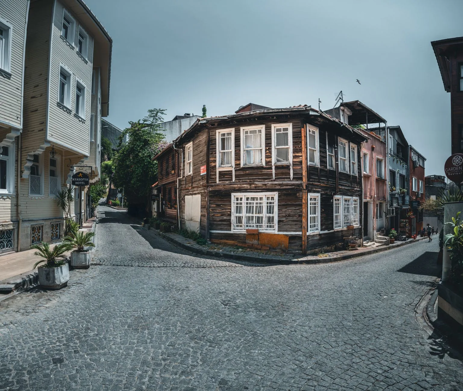 Çukurcuma sokaklarında butik otel çevresi