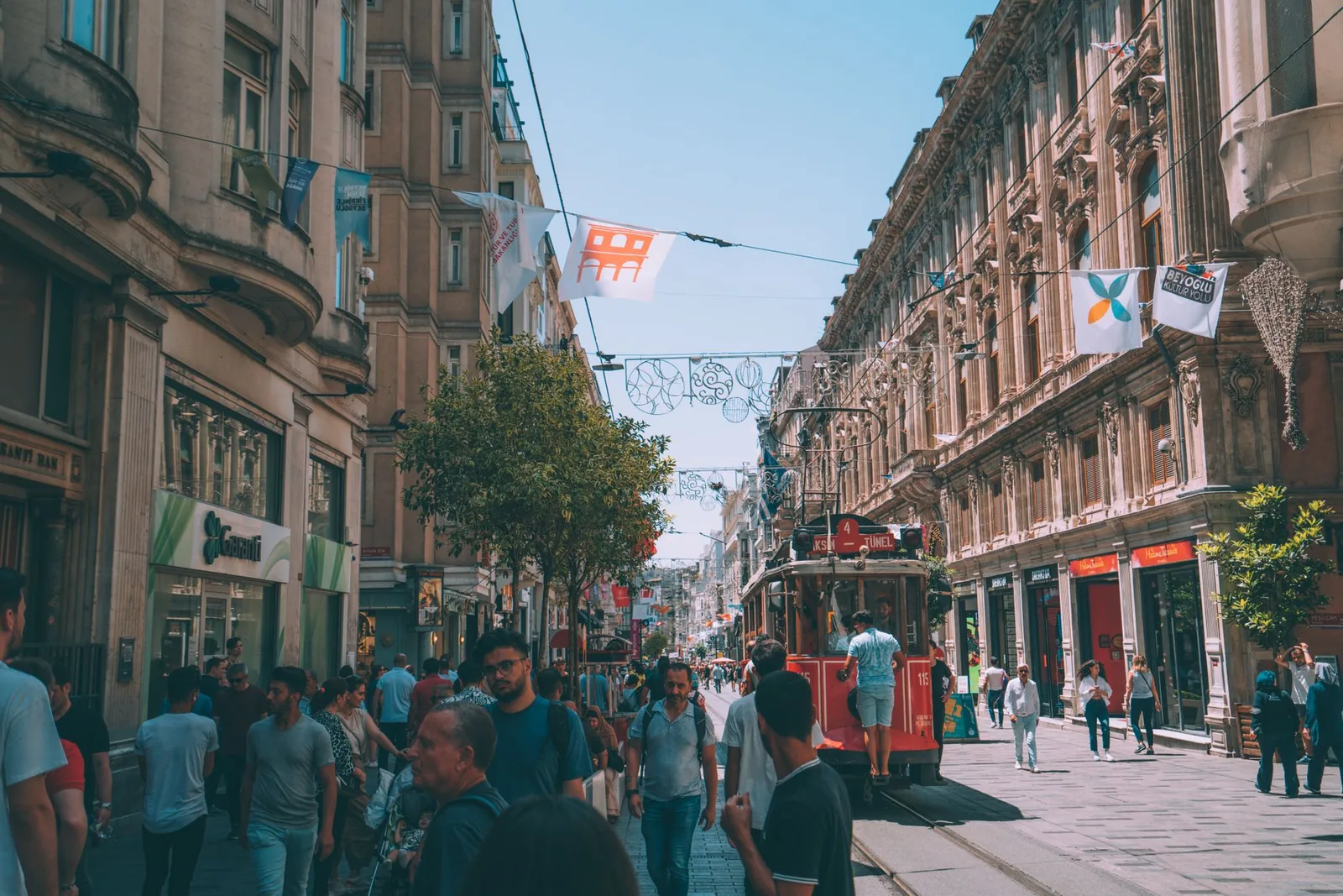 İstiklal Caddesi'nde akşam yürüyüşü yapan ziyaretçiler
