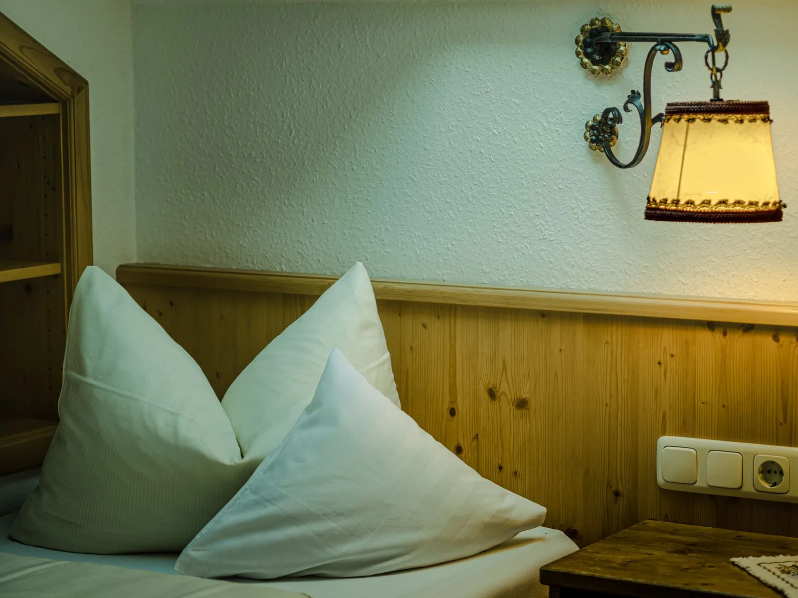 Faik Pasha Hotels odasında antika mobilyalarla döşenmiş köşe