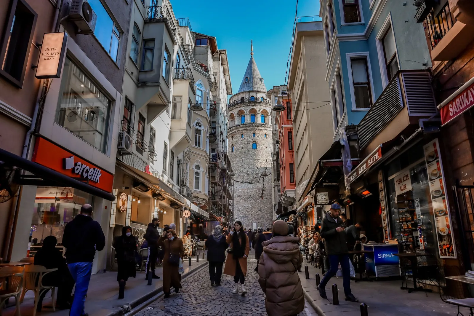 Galata Kulesi çevresindeki dar sokaklar ve kafeler