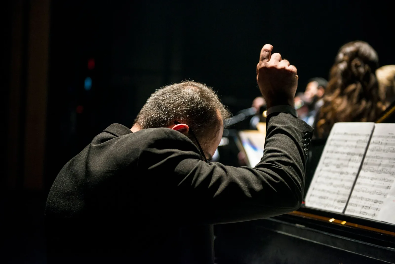 Harry Potter ve Ateş Kadehi Konseri sırasında orkestra ve dev perde