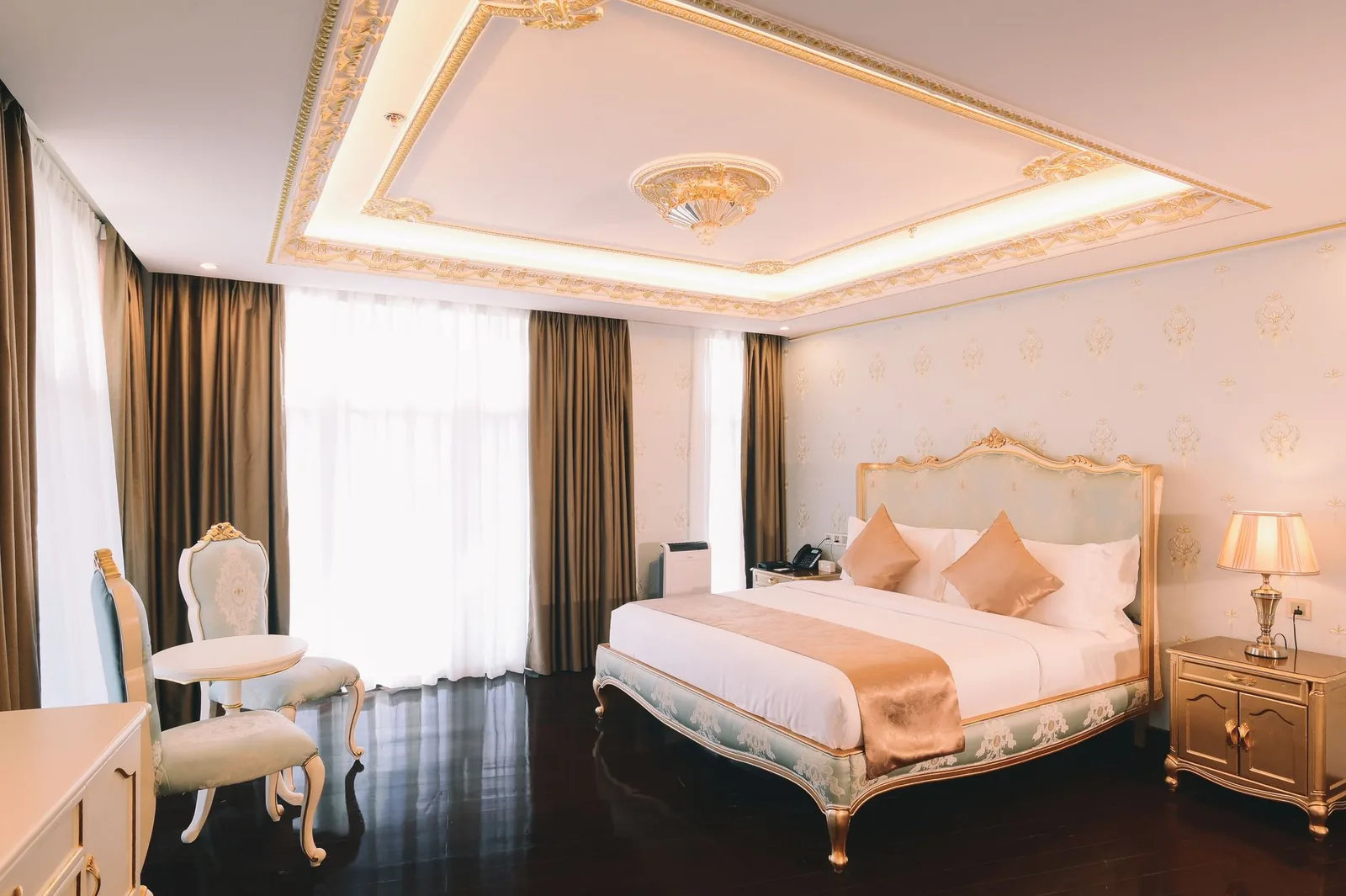 Beyoğlu'nda butik otel odası ve antika mobilyalar
