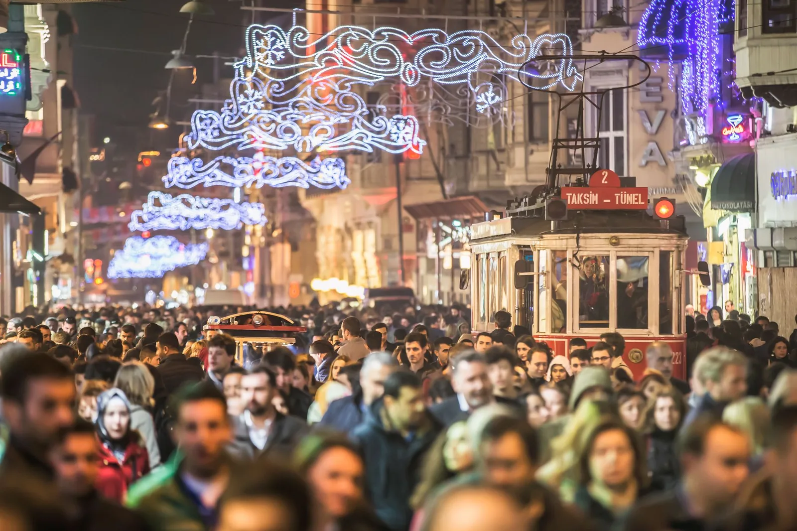 Beyoğlu sokaklarında akşam atmosferi