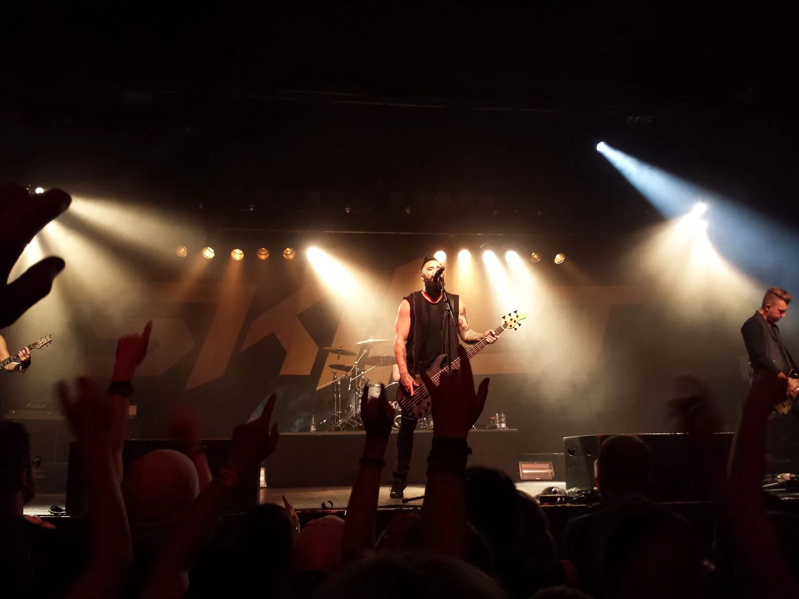 Kreator Overkill İstanbul Konseri 2026 için konser kalabalığı