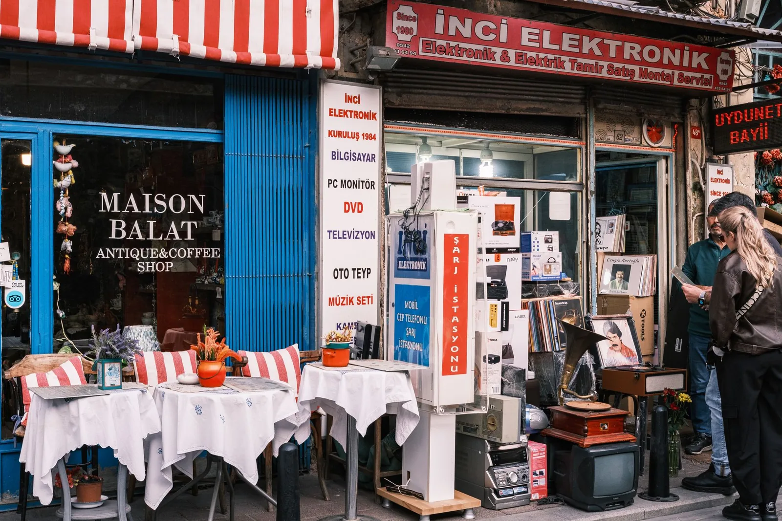 Masumiyet müzesi yakınında antikacı dükkanları ve vintage eşyalar