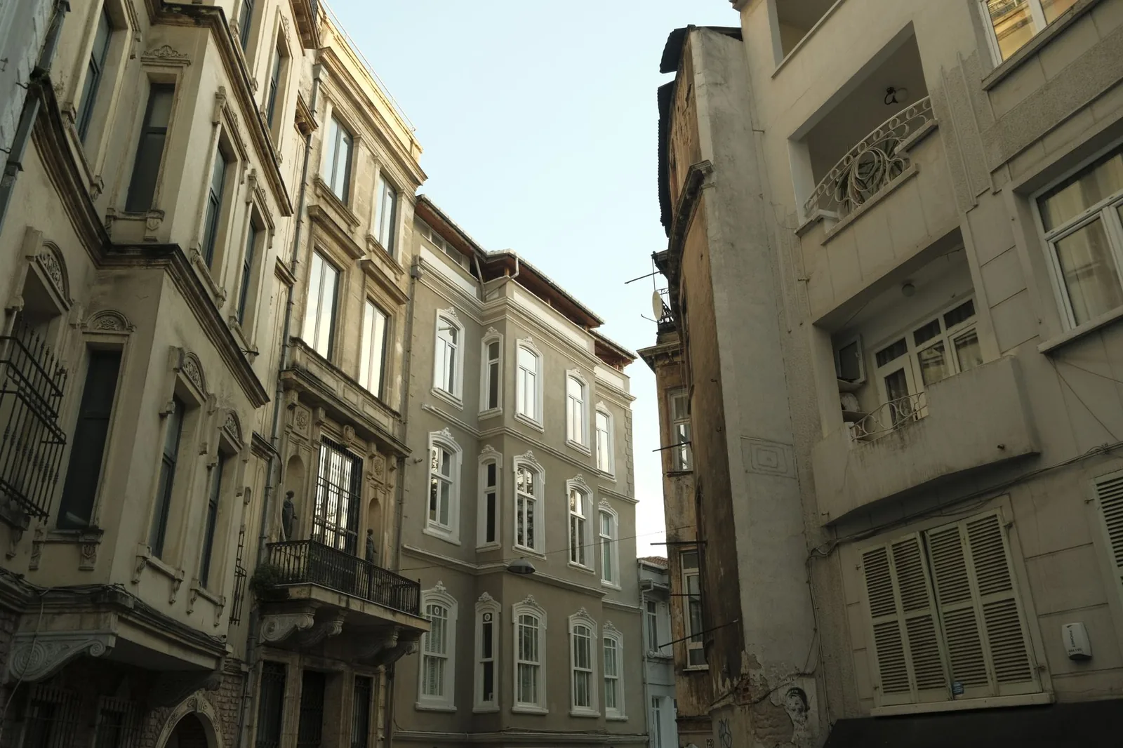 Faik Pasha Hotels tarihi bina cephesi